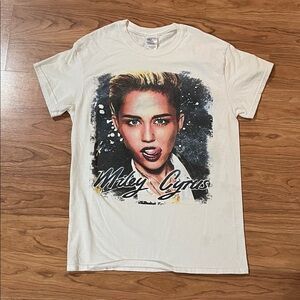 Miley Cyrus 2014 Bangerz 2014 tour t shirt size small